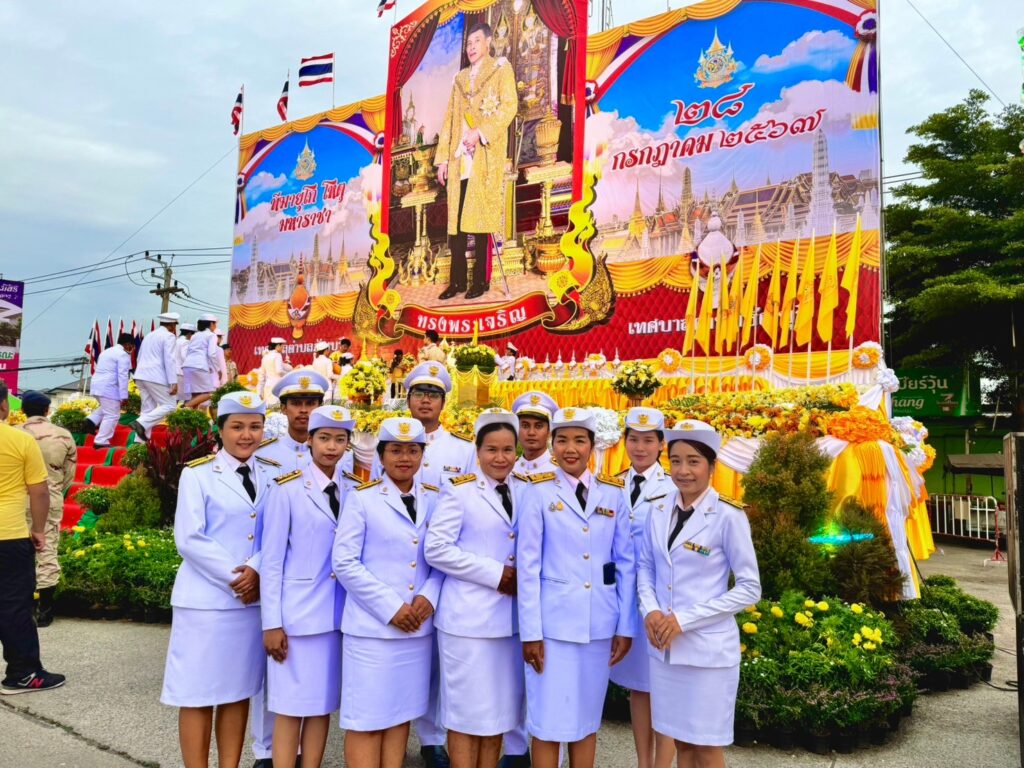 พิธีถวายเครื่องราชสักการะและวางพานพุ่มและพิธีจุดเทียนถวายพระพรชัยมงคล