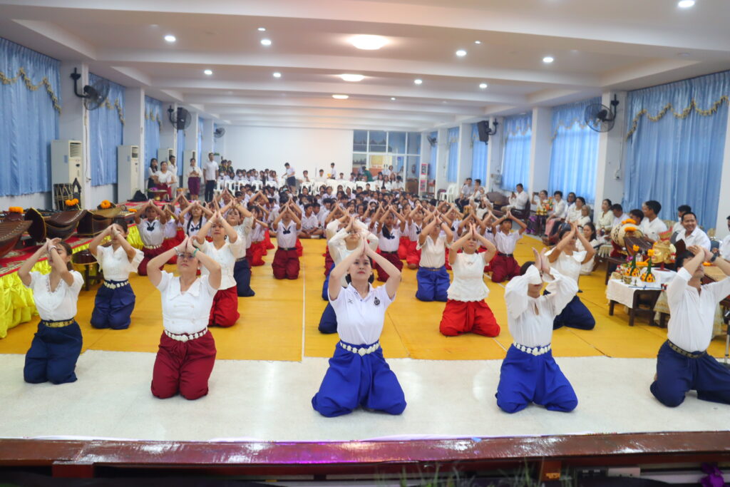 กิจกรรมพิธีไหว้ครูและครอบครูดนตรี นาฏศิลป์ไทย