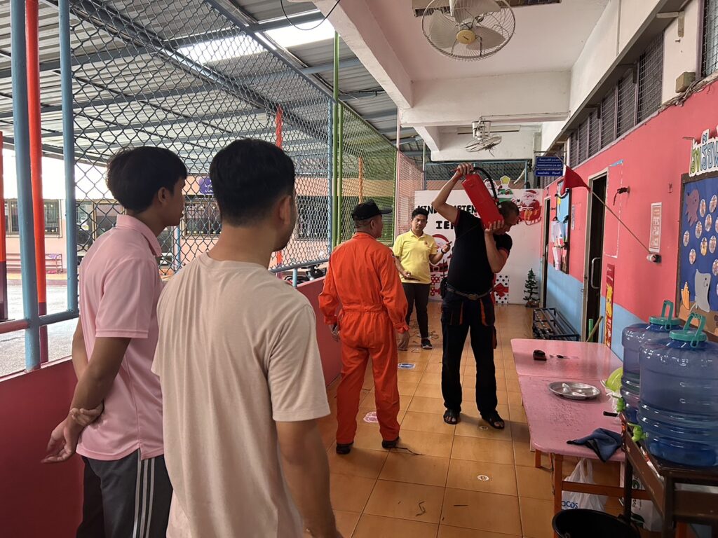 กิจกรรมขอขอบคุณเจ้าหน้าที่เทศบาลตำบลธัญบุรี ที่ให้ความอนุเคราะห์ ตรวจสอบถังดับเพลิง