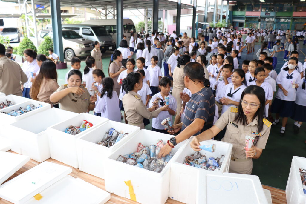 กิจกรรมขอขอบคุณผู้ใหญ่ใจดีเลี้ยงไอศกรีมนักเรียนโรงเรียนวัดอัยยิการาม