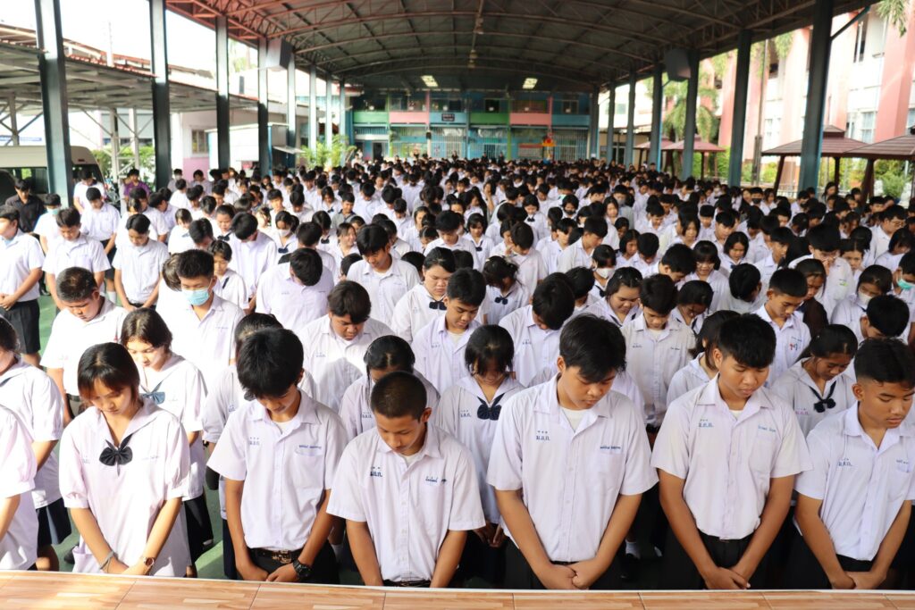 กิจกรรมครูนักเรียนยืนสงบนิ่ง ไว้อาลัยผู้สูญเสีย เหตุการณ์ไฟไหม้รถบัสทัศนศึกษา