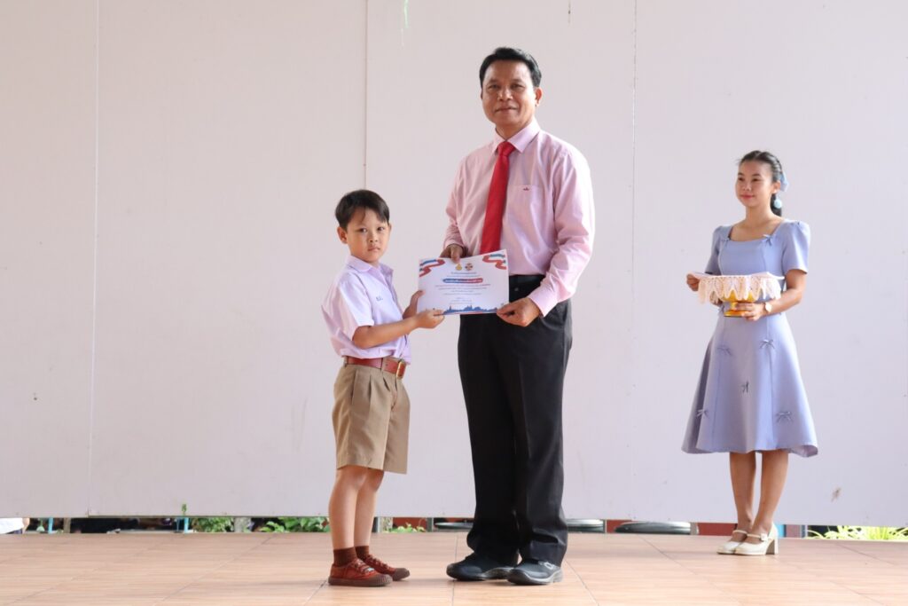 กิจกรรมมอบเกียรติบัตรการประกวดห้องเรียนสีขาว