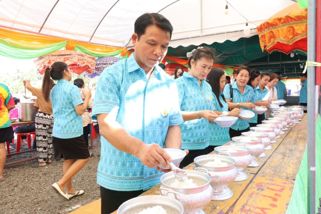 กิจกรรมเข้าร่วมทำบุญที่นาวัดที่องค์พระใหญ่