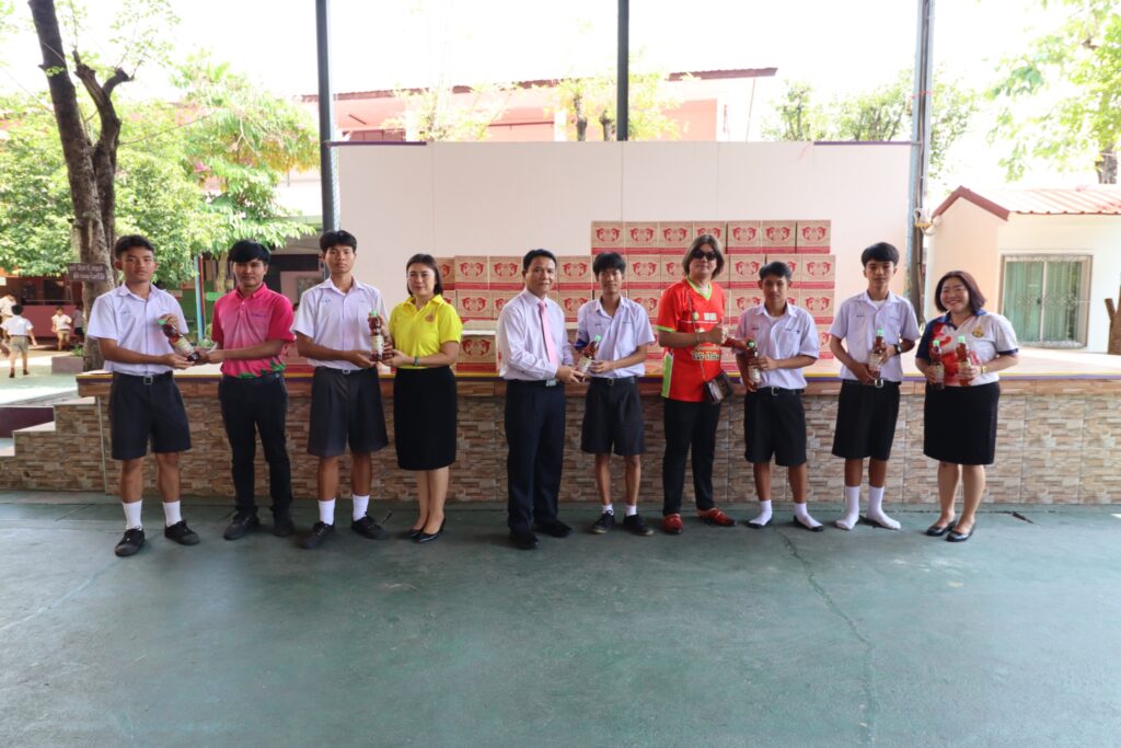 รับมอบน้ำปลาจากโรงงานน้ำปลาโค้วไฮ้หลี (นายวัฒนเศรษฐ์  ธนาอนันต์วณิชย์)
