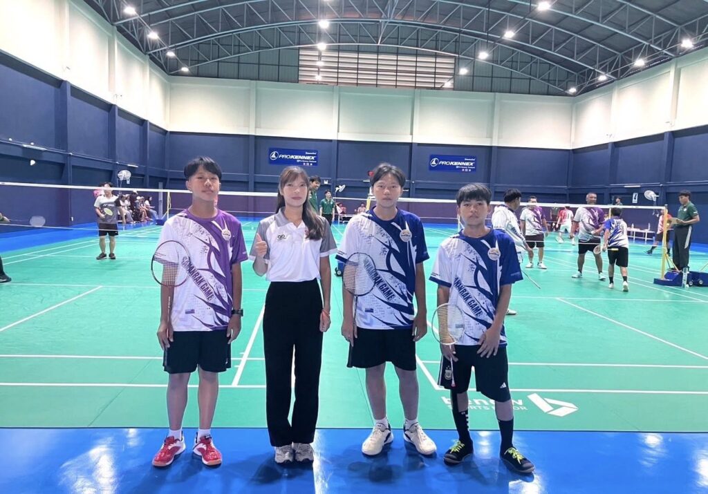 เข้าร่วมการแข่งขันกีฬาแบดมินตัน