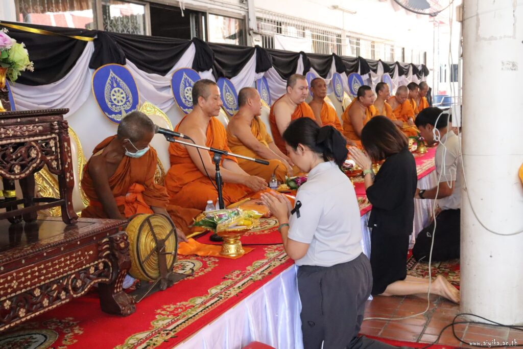 ทำบุญถวายภัตตาหารเพลแด่พระสงฆ์ เพื่อถวายเป็นพระราชกุศลแด่สมเด็จพระนางเจ้าสิริกิติ์ พระบรมราชินีนาถ พระบรมราชชนนีพันปีหลวง