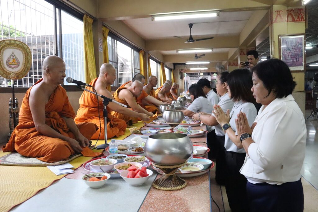 พิธีทำบุญถวายภัตตาหารเช้าแก่พระภิกษุสงฆ์ เนื่องในวันคล้ายวันพระบรมราชสมภพ วันชาติและวันพ่อแห่งชาติ 5 ธันวาคม 2567