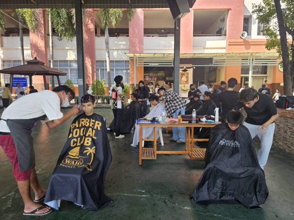 ขอขอบคุณ คุณทิพย์วิภา กระจ่างธนาทรัพย์และทีม The barber factory ที่มาให้บริการตัดผมแก่นักเรียน