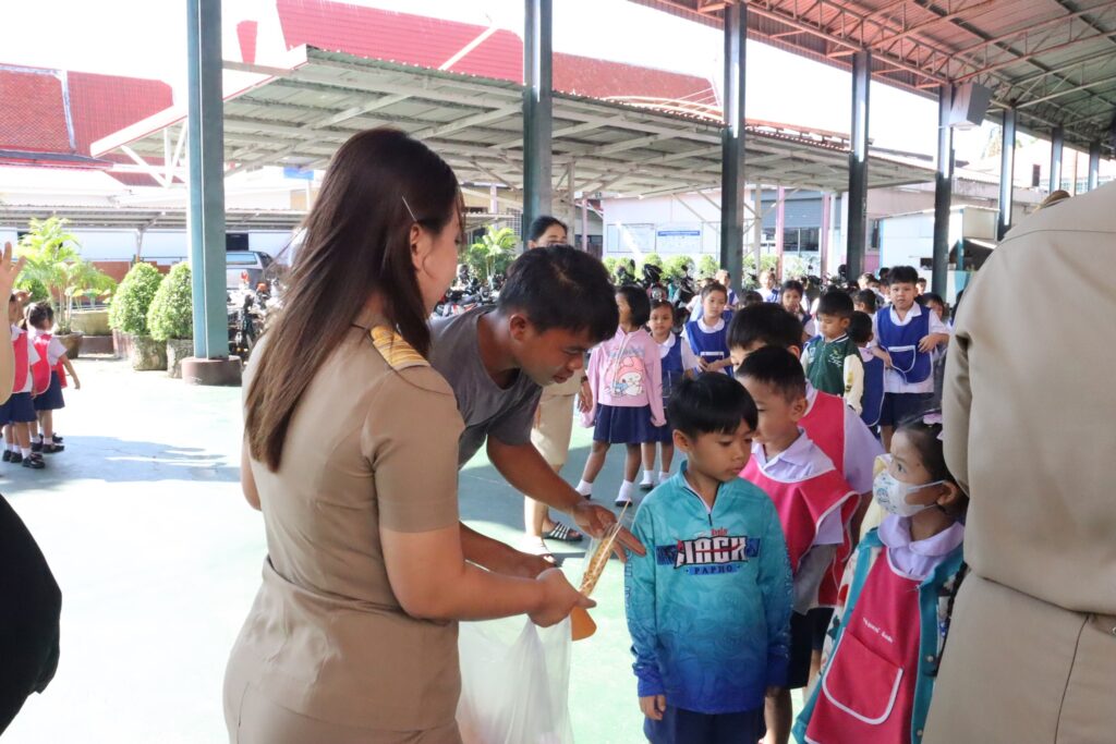 ขอขอบคุณท่านผู้ใหญ่ใจดีมอบเครื่องดื่มและขนม ให้กับนักเรียนโรงเรียนวัดอัยยิการาม
