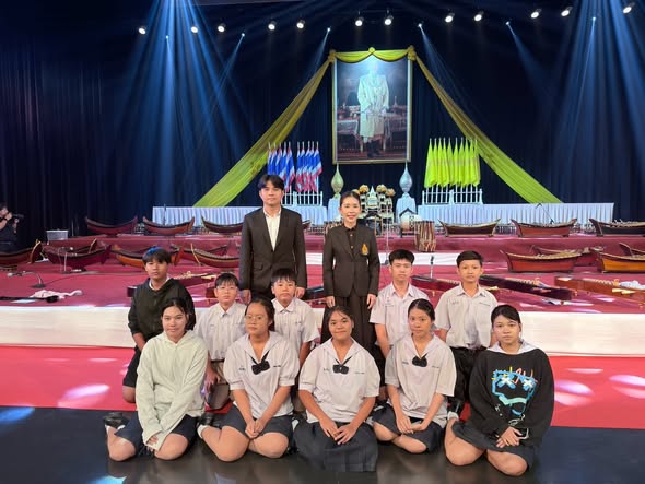 ร่วมบรรเลงวงมหาดุริยางค์ไทยถวายพระพรชัยมงคลพระบาทสมเด็จพระเจ้าอยู่หัว
